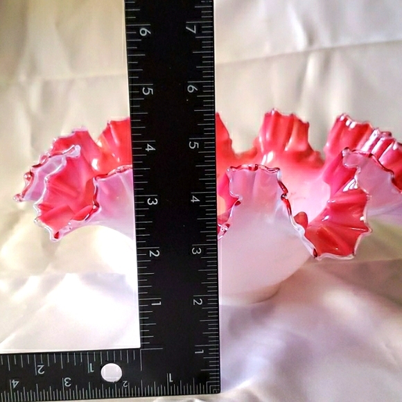 ❣HP❣Vintage Bridal Ruffle Cranberry & Milk Bowl - Picture 6 of 9